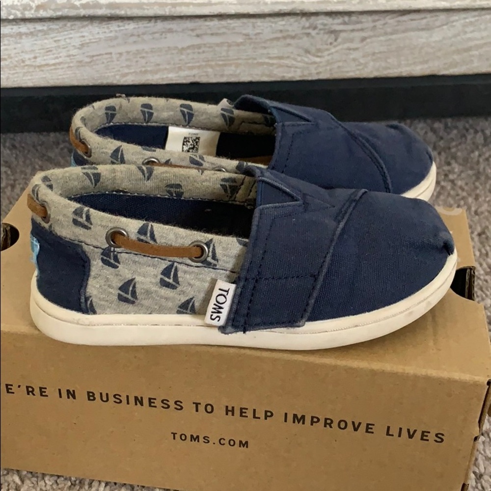 TOMS Kids Tiny Navy Canvas/Sailboats Shoes